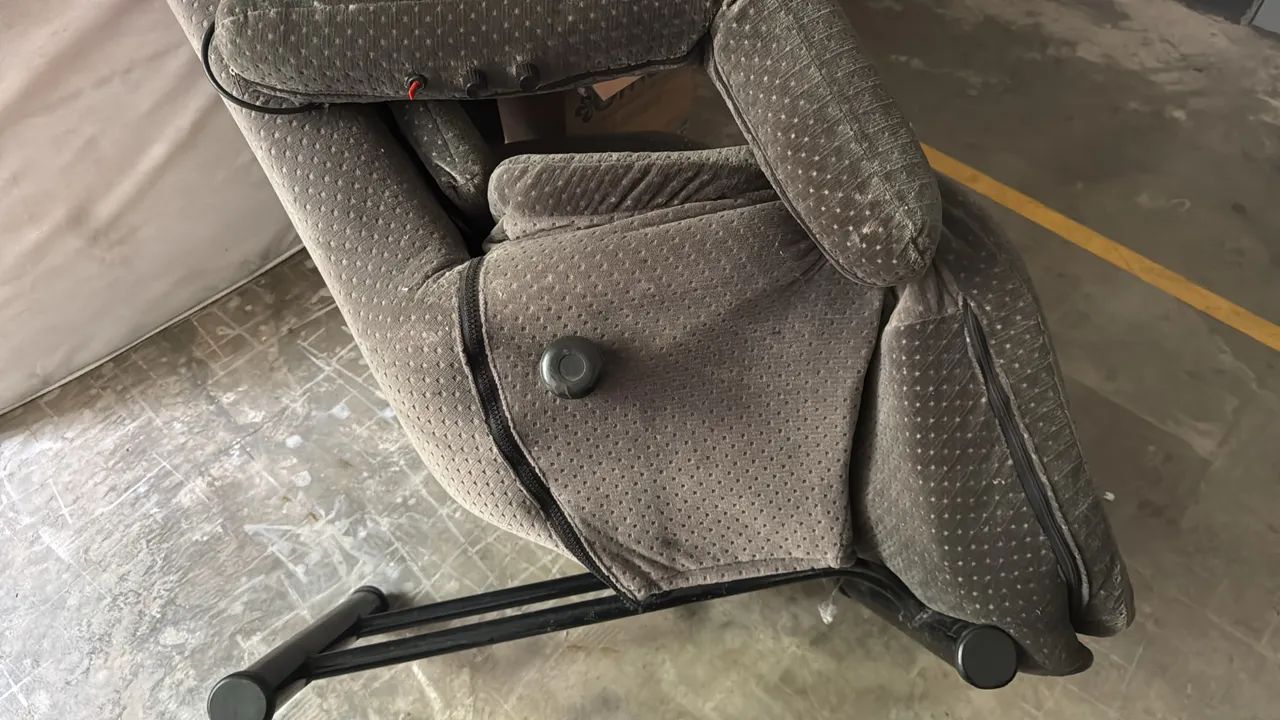Cadeira Poltrona reclinável com massagem, testada e funcionando  - Foto 5