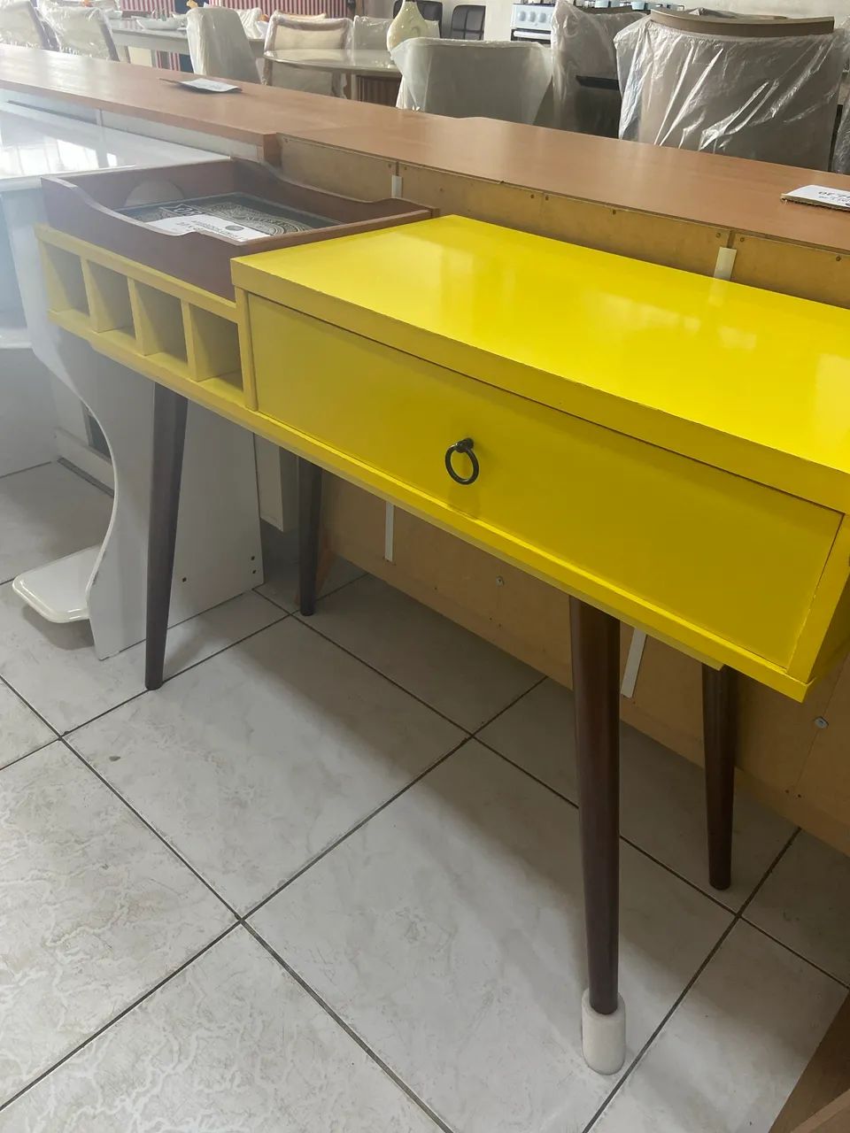 Aparador amarelo 
