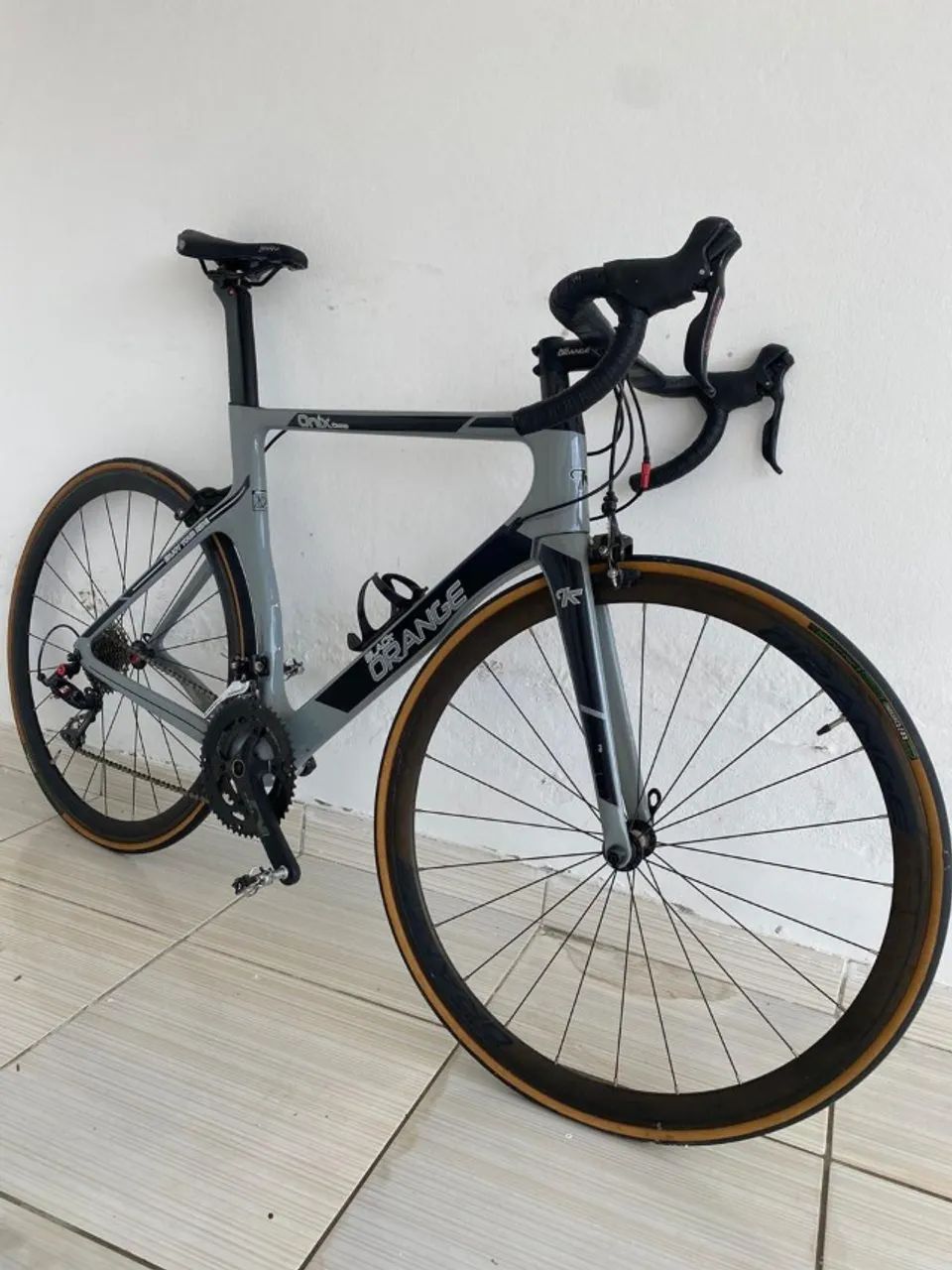 Bicicleta Black Orange Speed Onix Comp Carbon Preto e Cinza