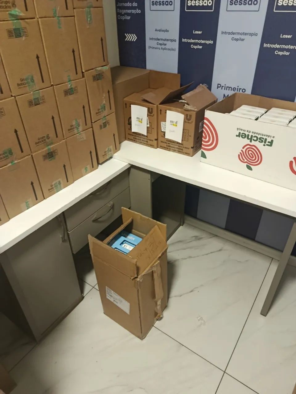 Mesa para escritório com gavetas e portinha  - Foto 2