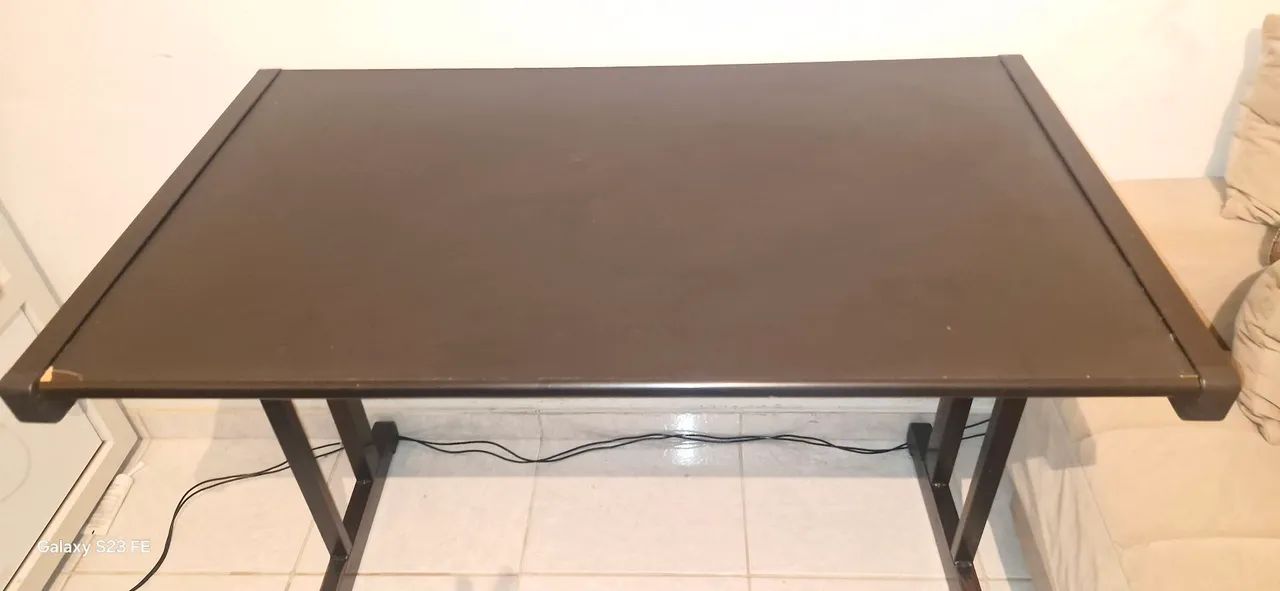 Mesa estilo industrial preta
