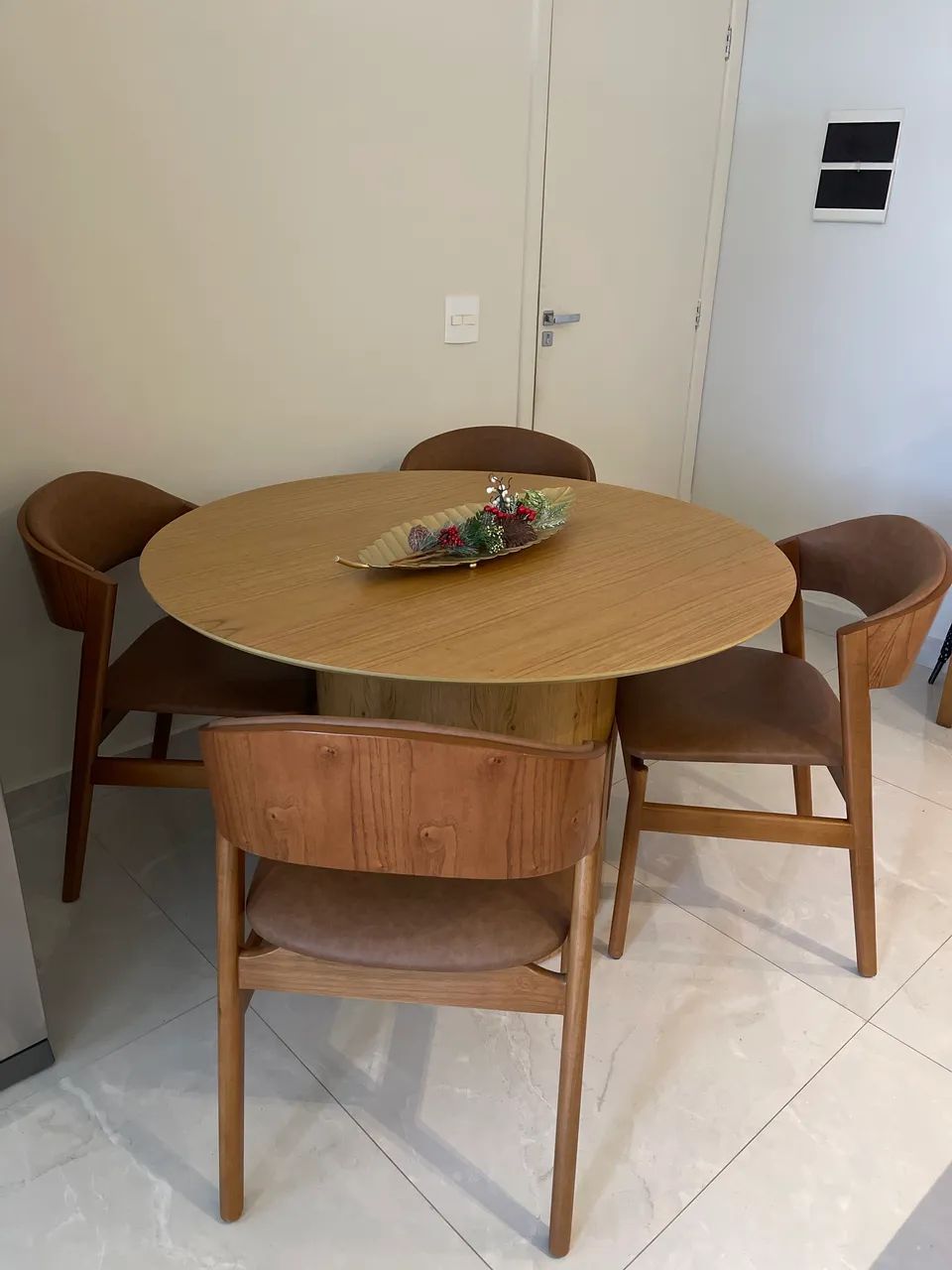 Mesa de madeira e cadeiras em Corino - Foto 3