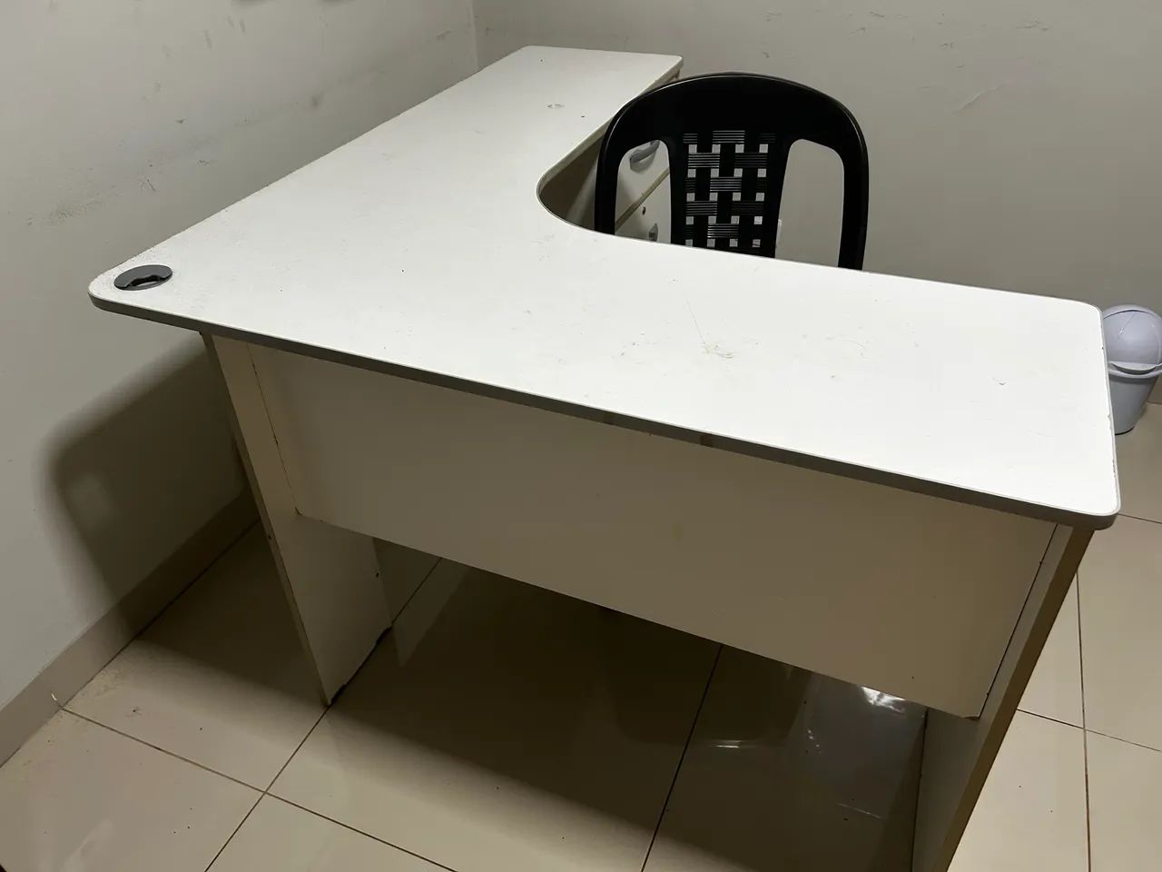Mesa tipo L com cadeira
