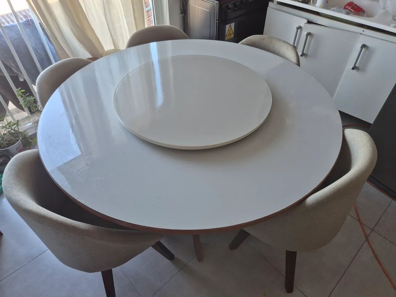 Mesa de Jantar com 6 cadeiras e centro giratório 