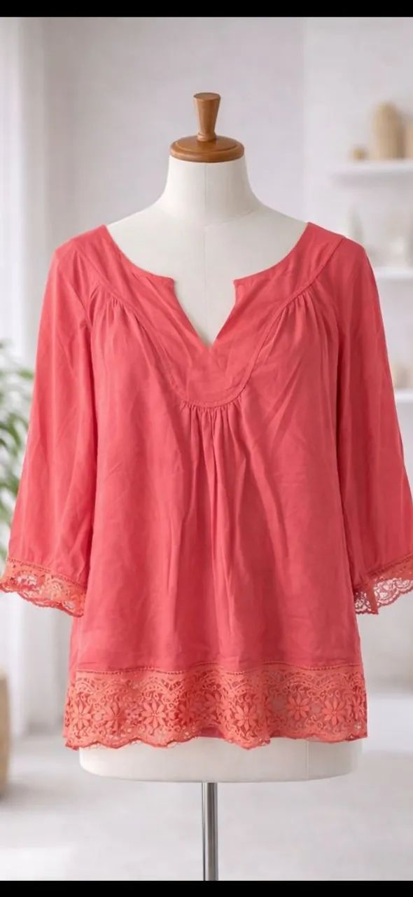 sacola com varias peças de roupa - Foto 2