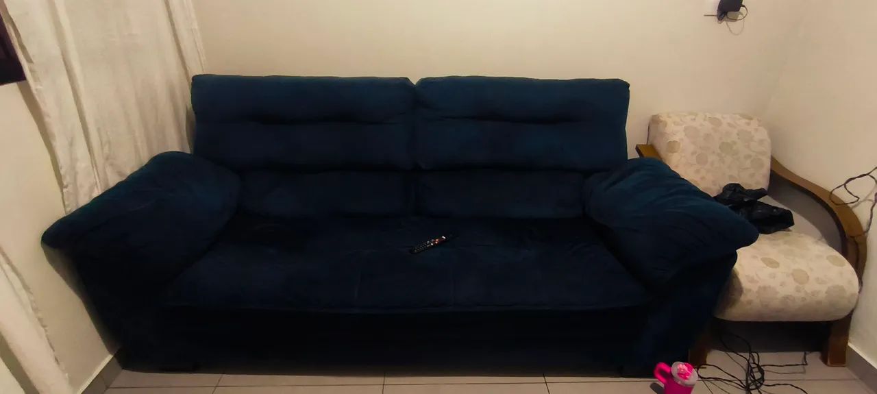 Vendo um sofá de 2 e 3 lugares. Usado mais está em estado bom