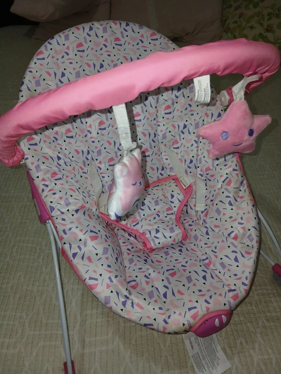 Cadeirinha vibra e toca