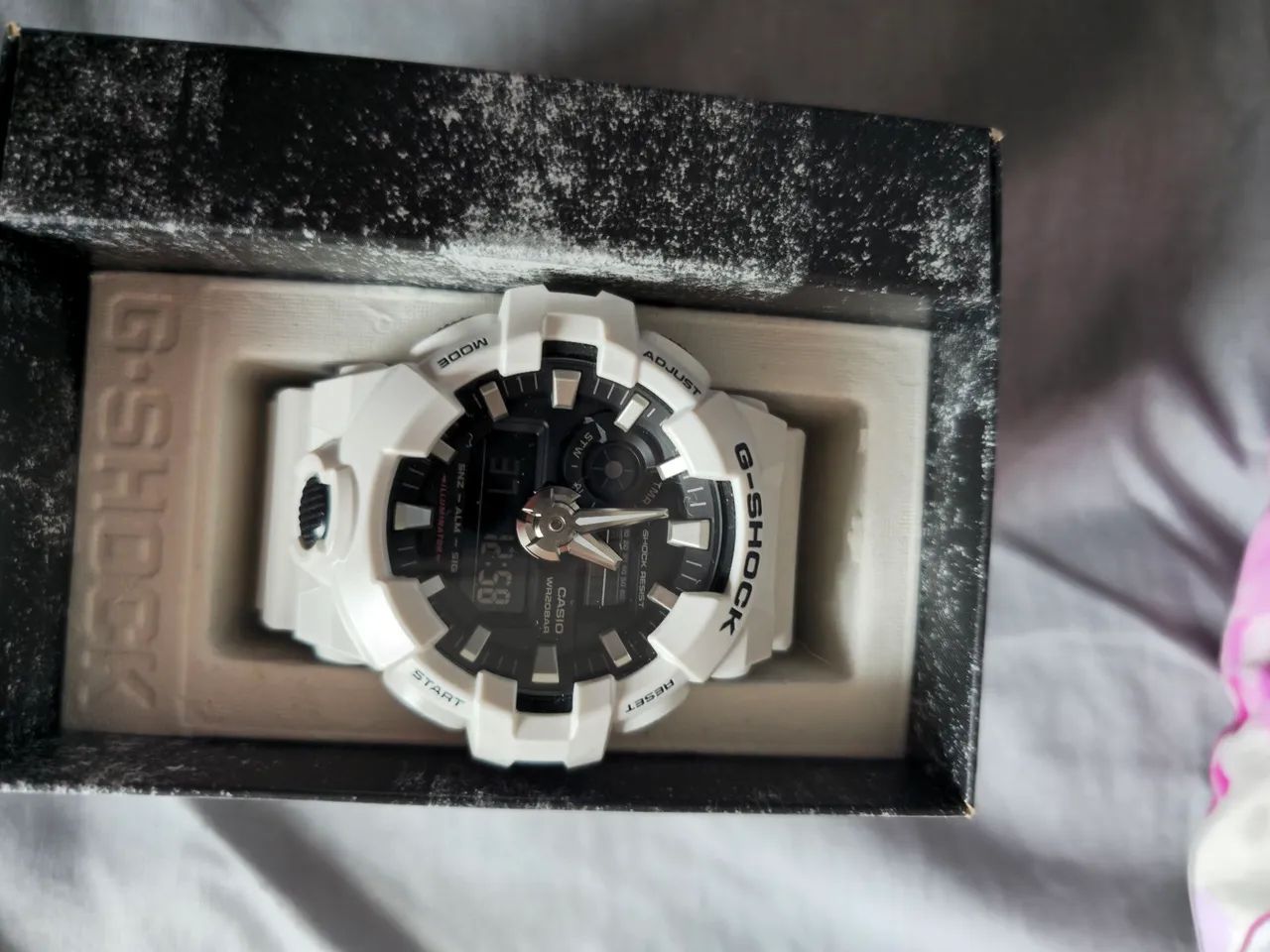 Vendo relogio g-shock branco praticamente novo, tenho nota ,caixinha original.