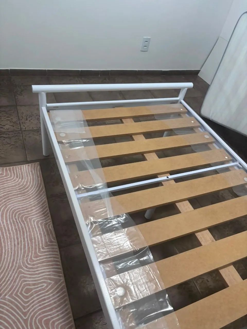 Cama de Solteiro Branca com Estrado de Madeira - Ótimo Estado - Foto 3