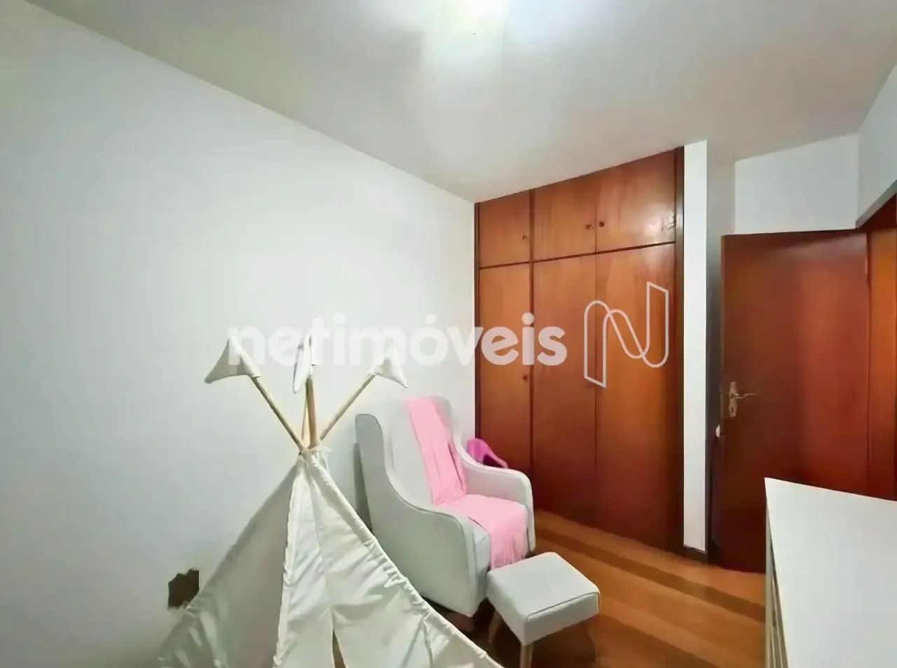 Apartamento de 2 quartos, bem ventilado, com varanda, 2 vagas cobertas e excelente distrib - Foto 4