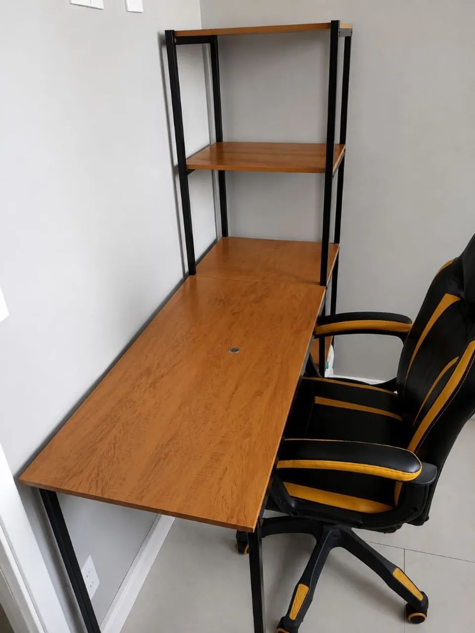 Mesa de escritório com estante - Foto 3