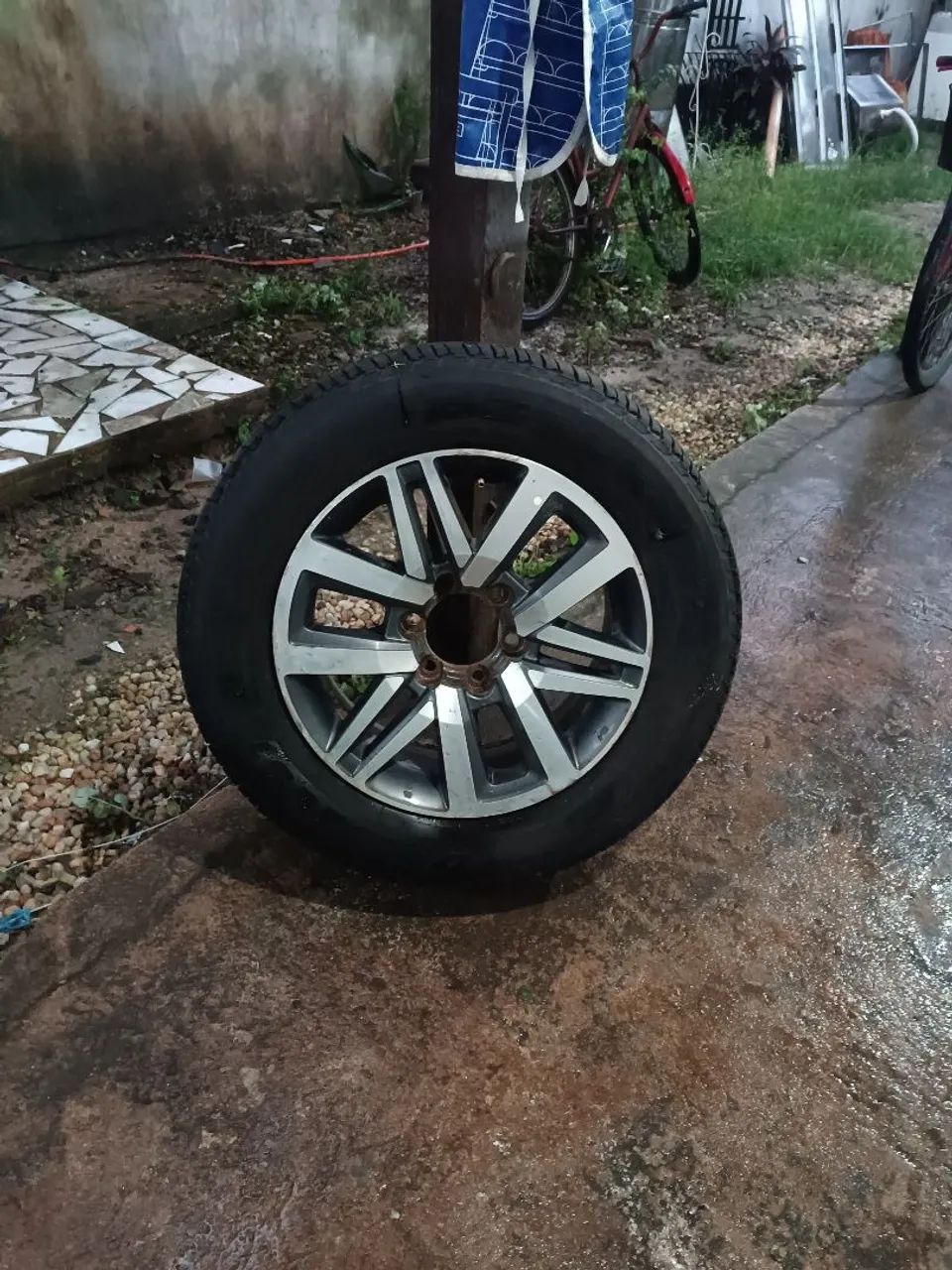Rodado completo Hailux aro 18 em ótimo estado 