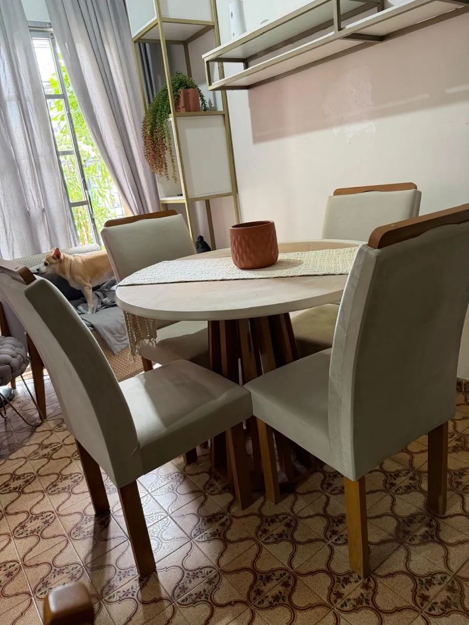 MESA DE JANTAR COM BASE DE MADEIRA 4 CADEIRAS 