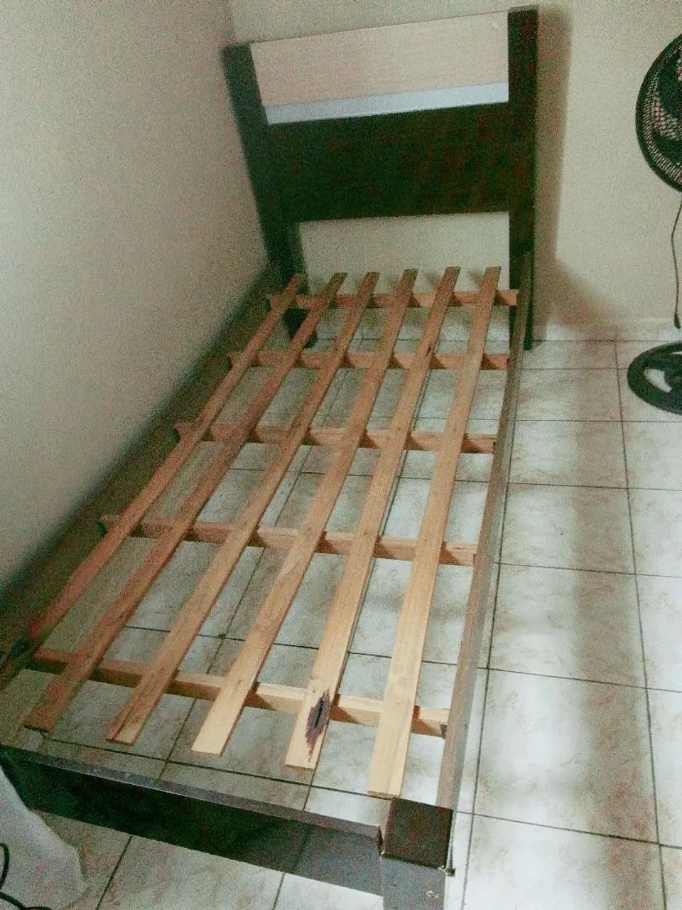 Cama solteiro simples com 2 colchões. - Foto 2