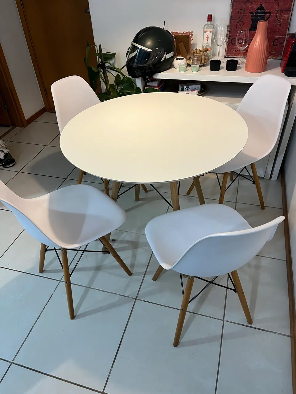 Vendo mesa e cadeiras Charles Eames Eiffel - Foto 2