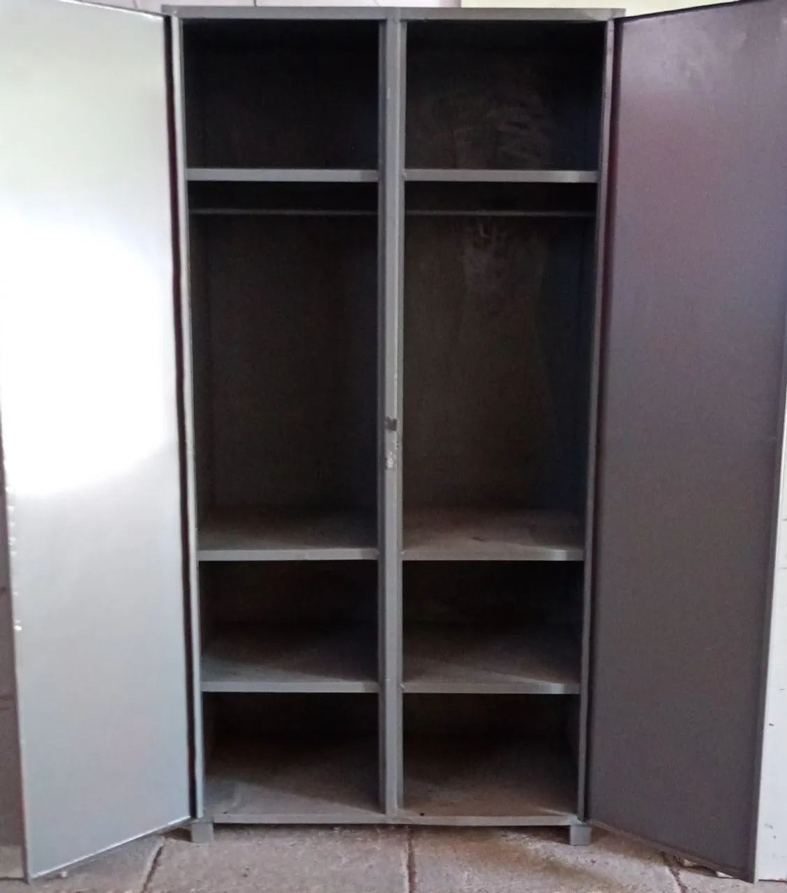 Armário de aço 2 portas para guardar objetos com fechamento com cadeado  - Foto 2