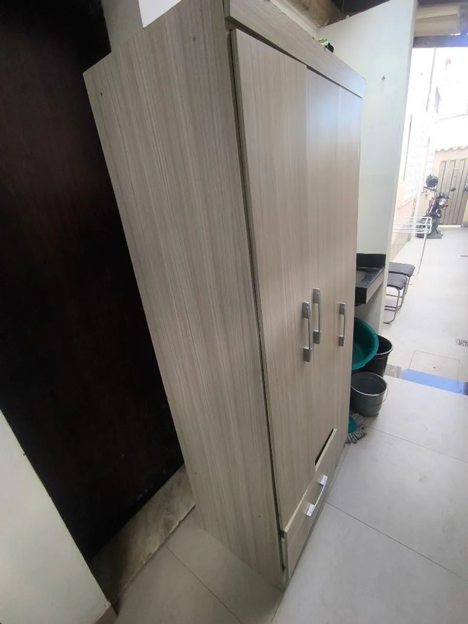 Armário tipo guarda roupa e cadeiras