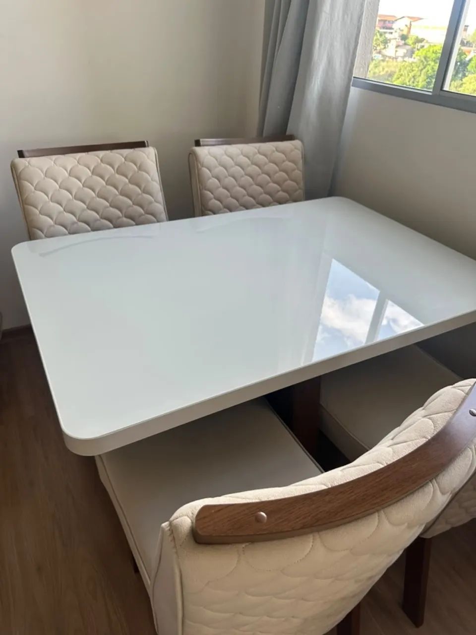 Mesa de Jantar com 4 Cadeiras Estofadas - Super Conservada! - Foto 2