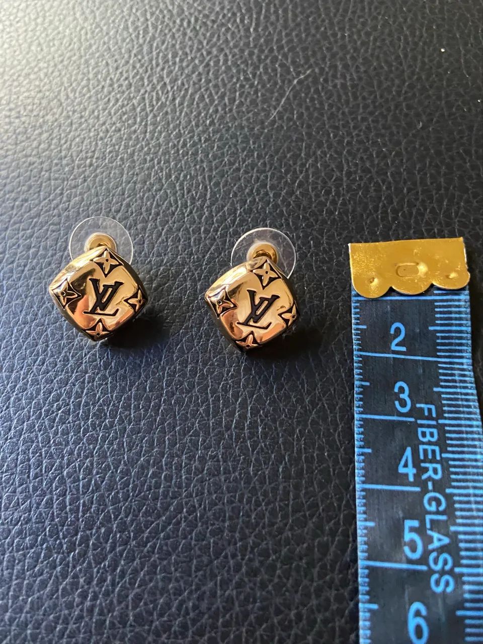 Brincos dourados com detalhes monogramas Louis Vuitton  - Foto 4