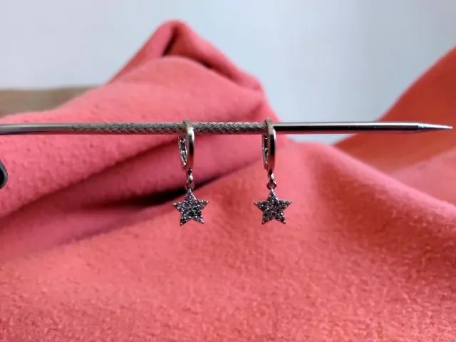 Brinco Argola Estrela Varias Pedras