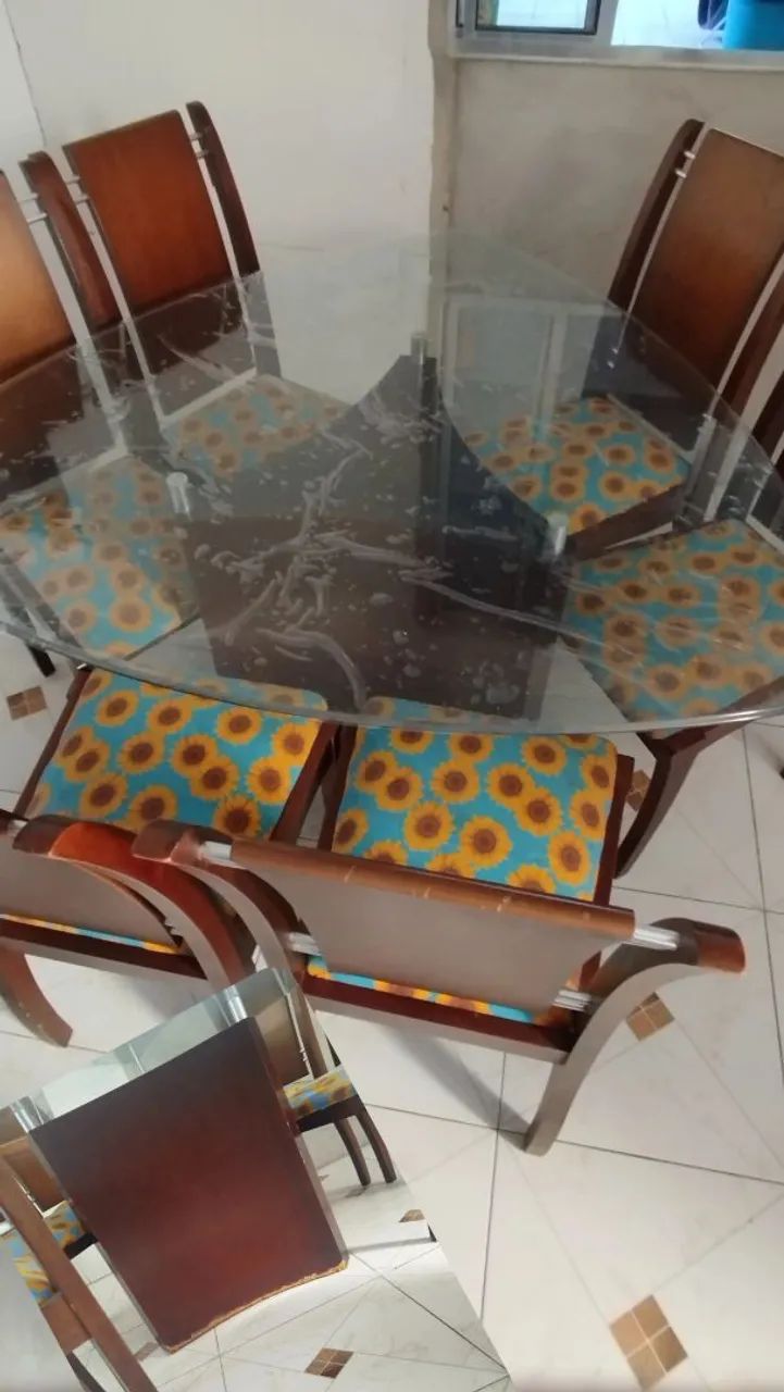 Vendo mesa triângular c/ 5 cadeiras 