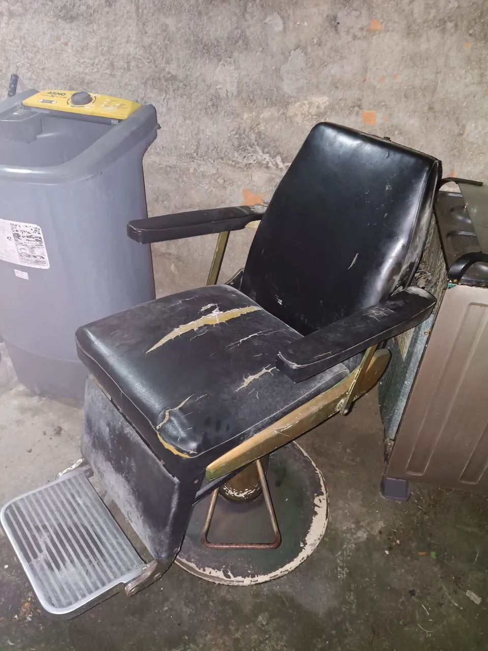 Cadeira antiga de barbearia precisa de reparos  - Foto 2