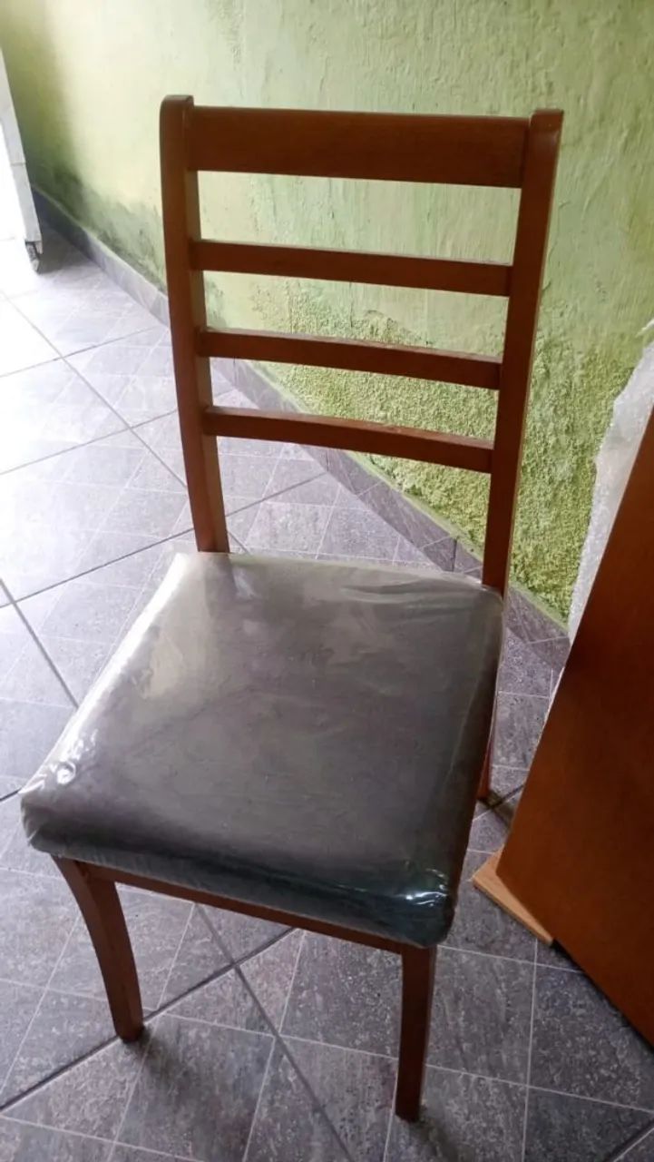 Mesa 1,60x 0.90 com 6 cadeiras porém 2 danificadas - Foto 2