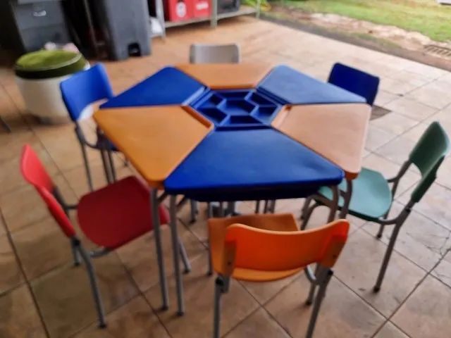 Conjunto inteligente de 6 mesas e 6 cadeiras com conexão infantil usadas
