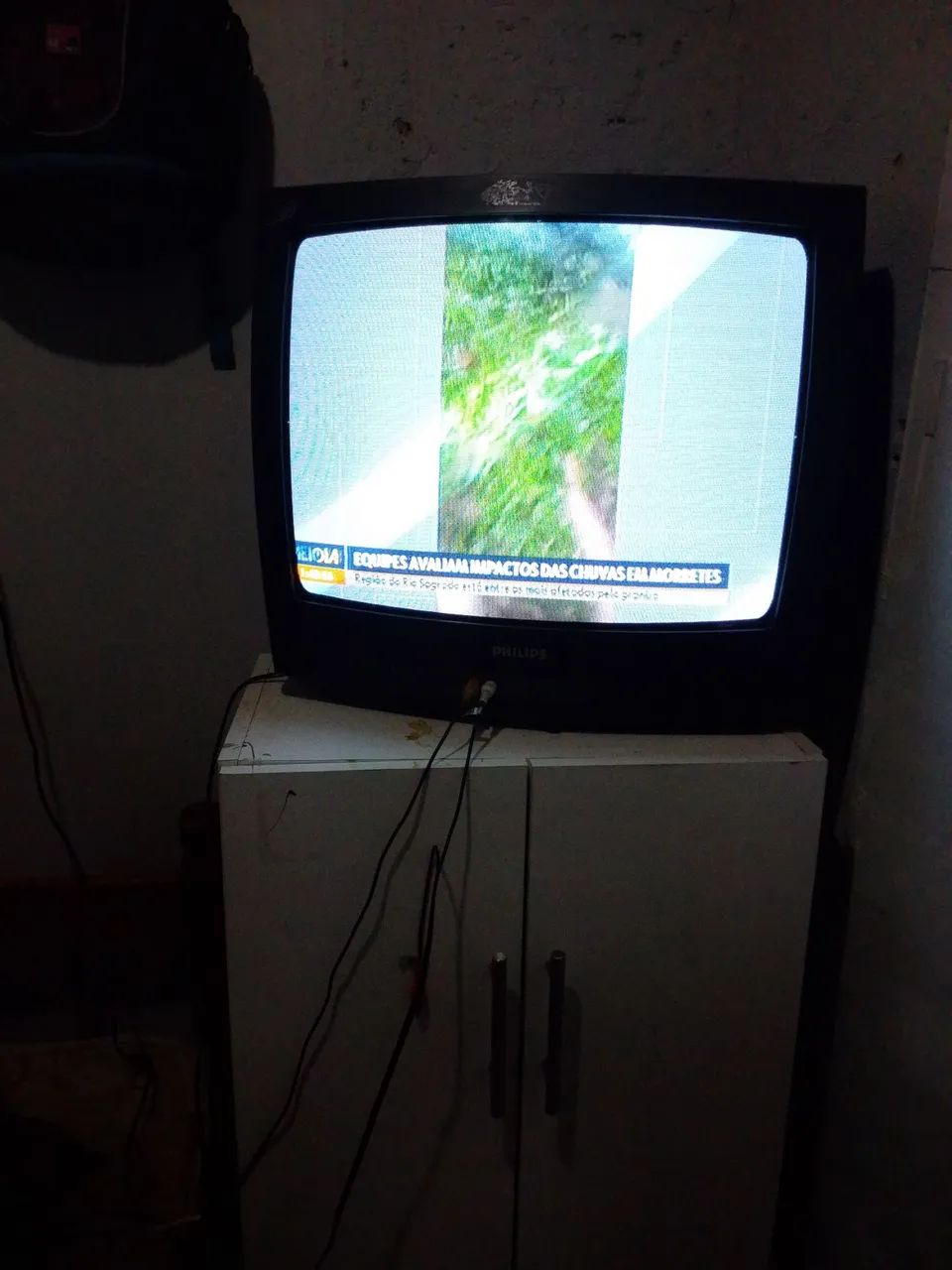 Tv Philips 21polegadas funcionando perfeitamente com conversor e antena digital  - Foto 2