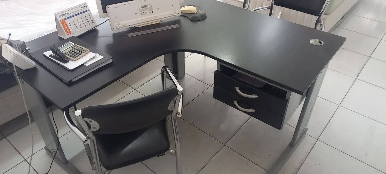 Mesa em L com gaveteiro e 2 cadeiras  - Foto 2