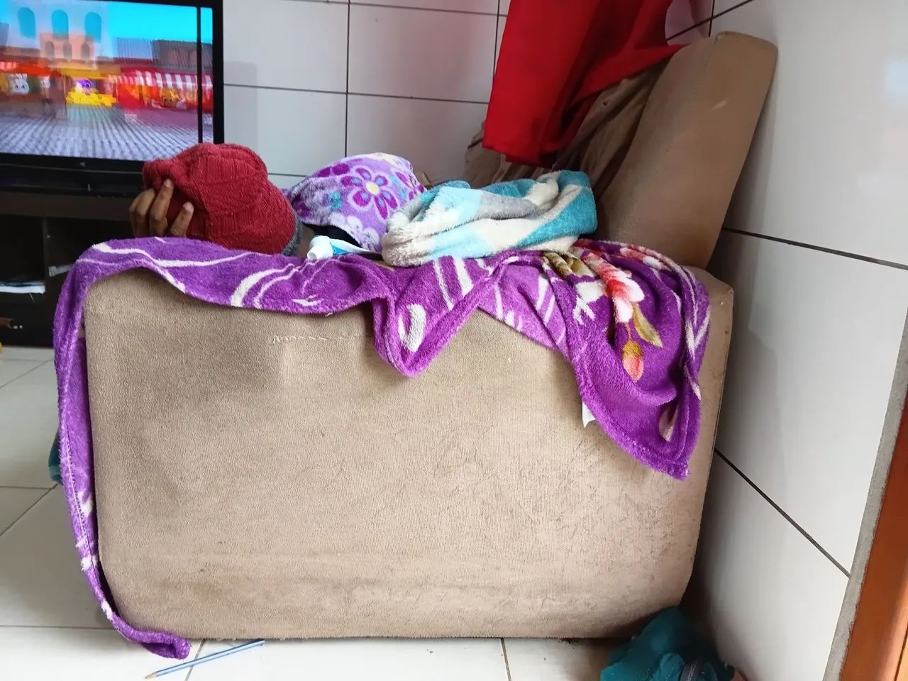 Vendo TV 42 e sofa 2lugare e um de três lugares  - Foto 3