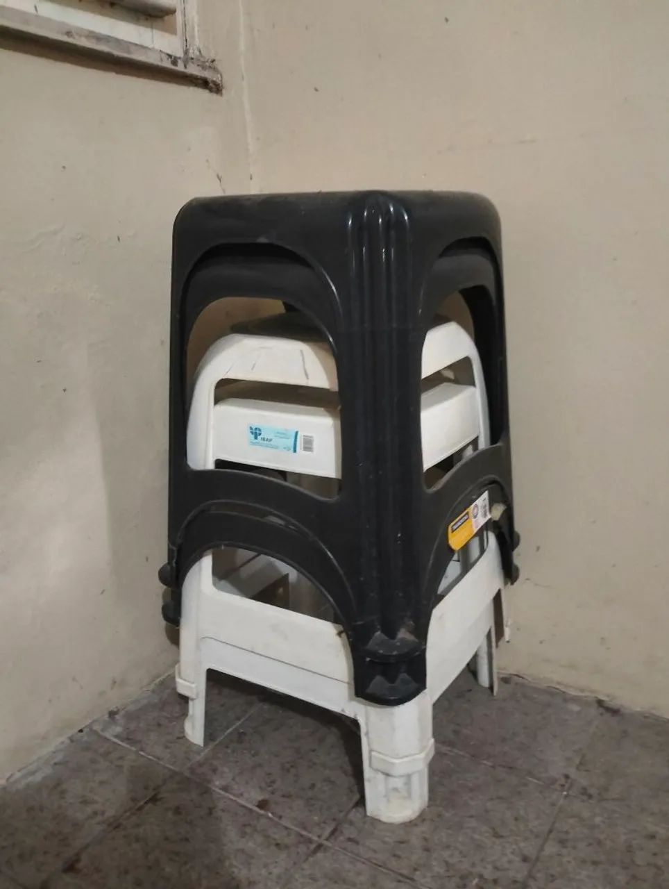 Vendo 4 bancos: 2 brancos e 2 pretos