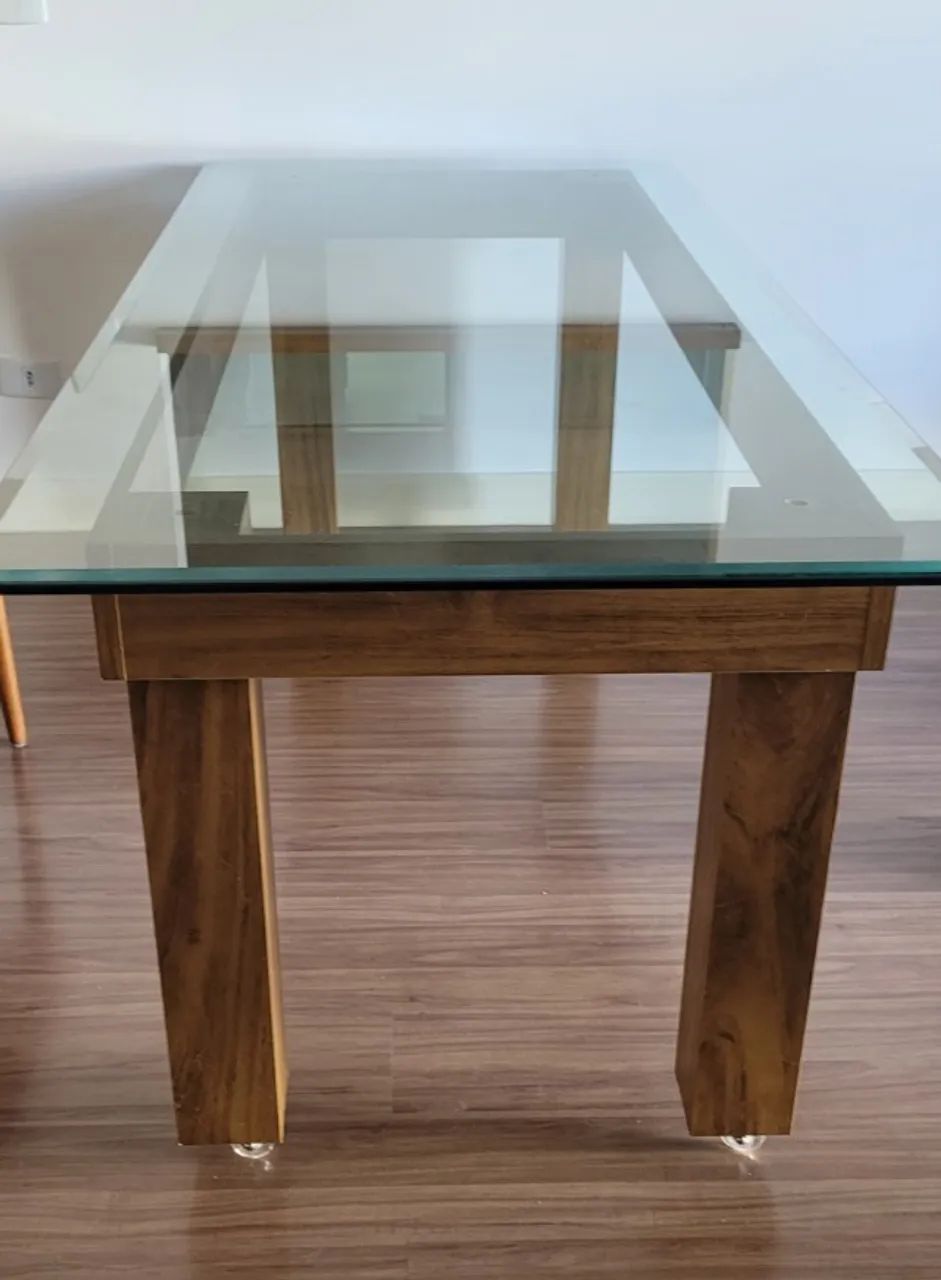 Mesa de madeira 8 lugares.  Comprimento 2,10m Largura 90cm 
