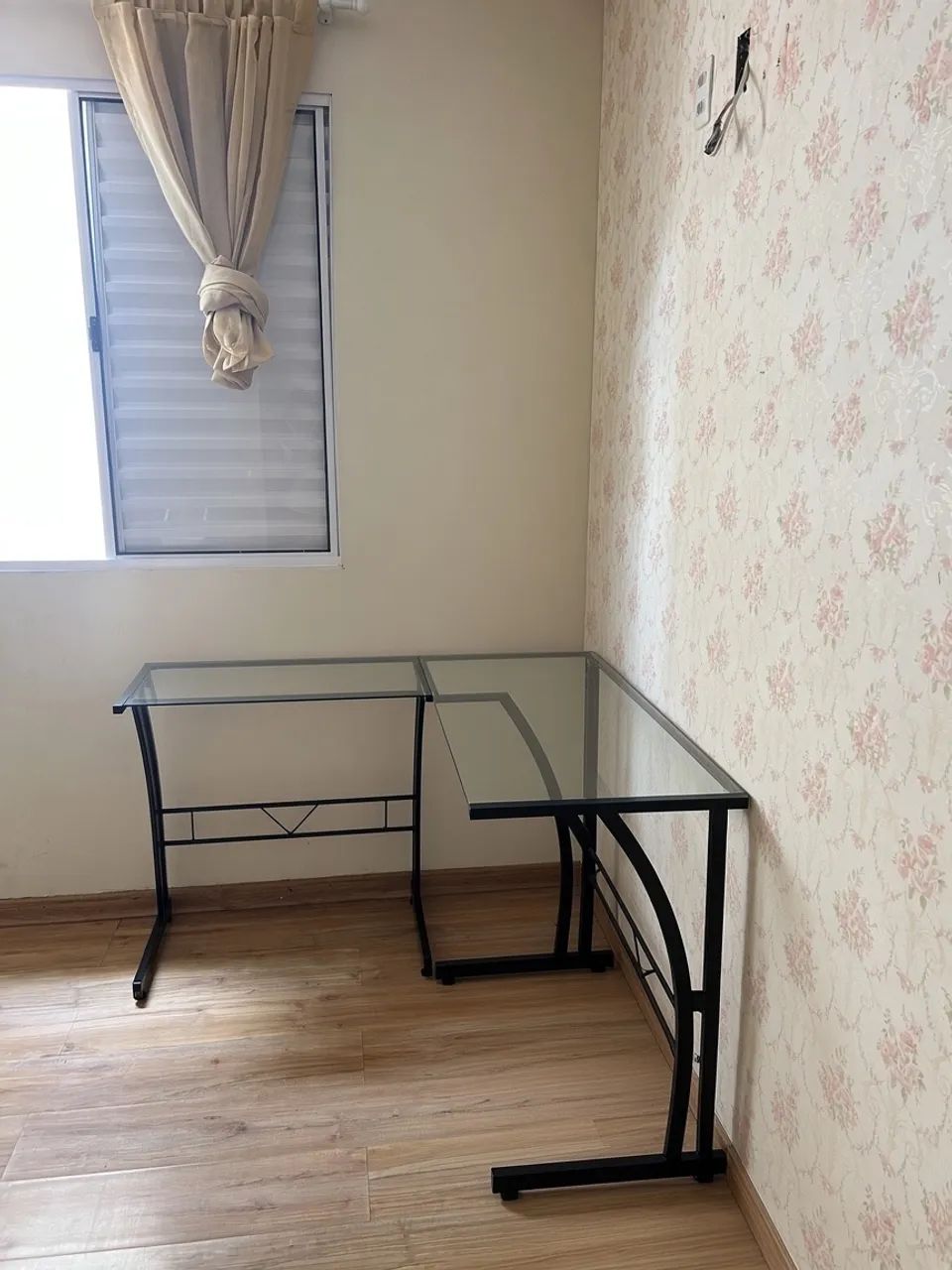 Mesa de vidro em L 