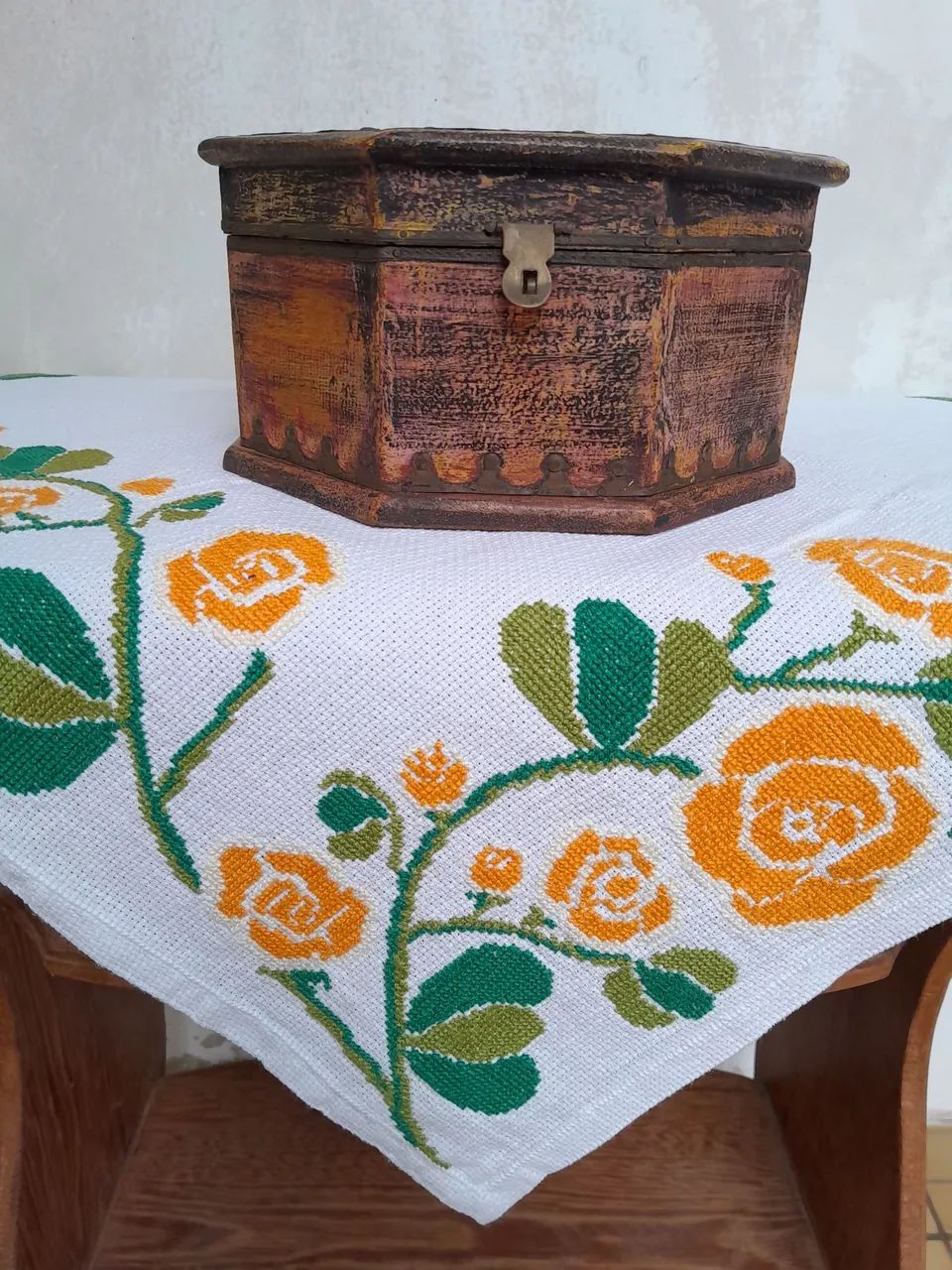Toalha peq. bordada à mão.