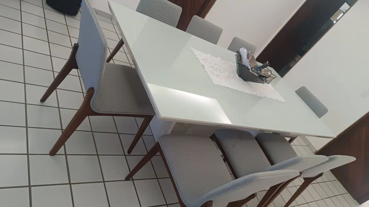 08 cadeiras de sala em madeira USADAS - Foto 2