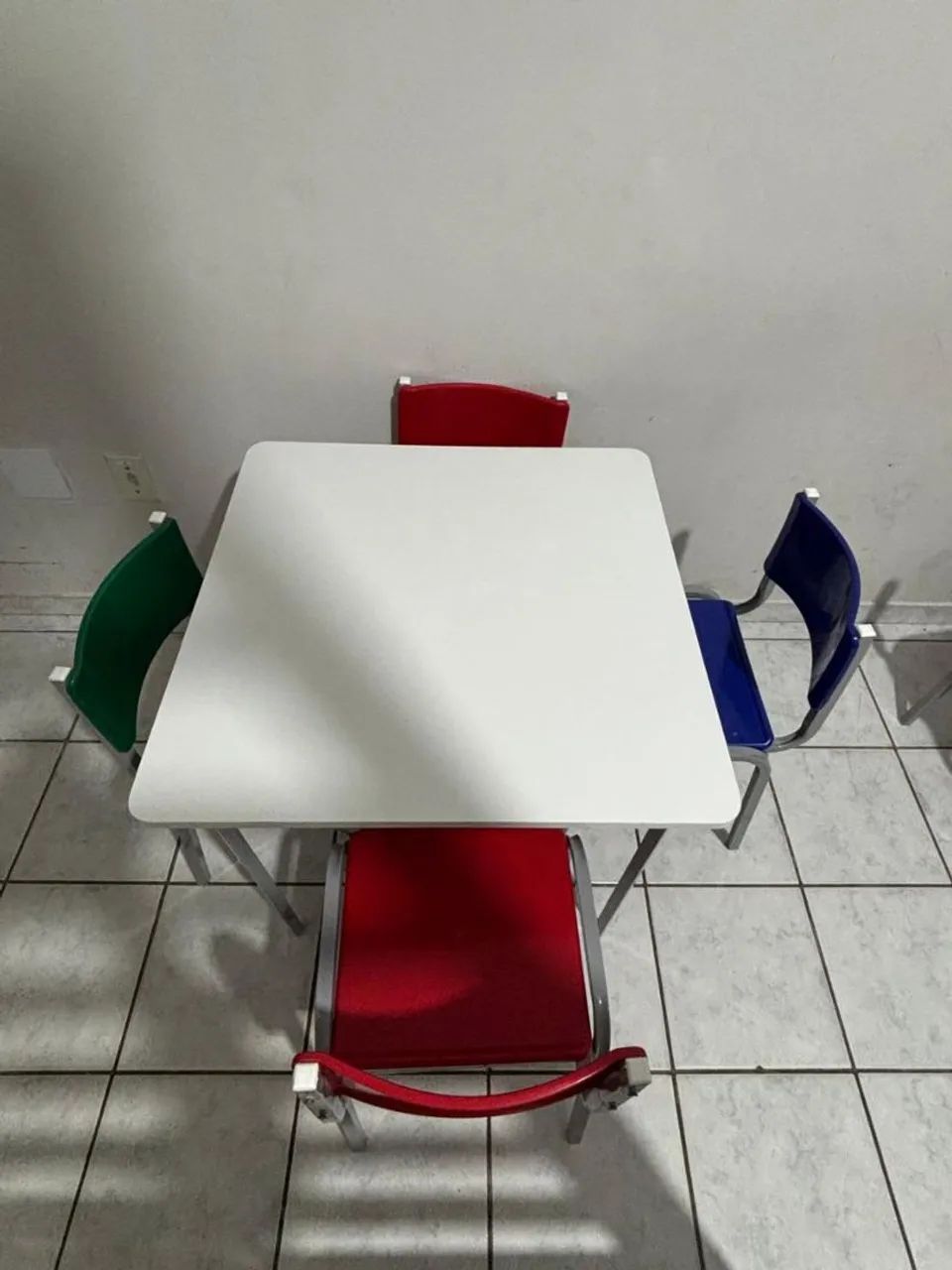 Vendo jogo de mesa e cadeiras infantis - Foto 4