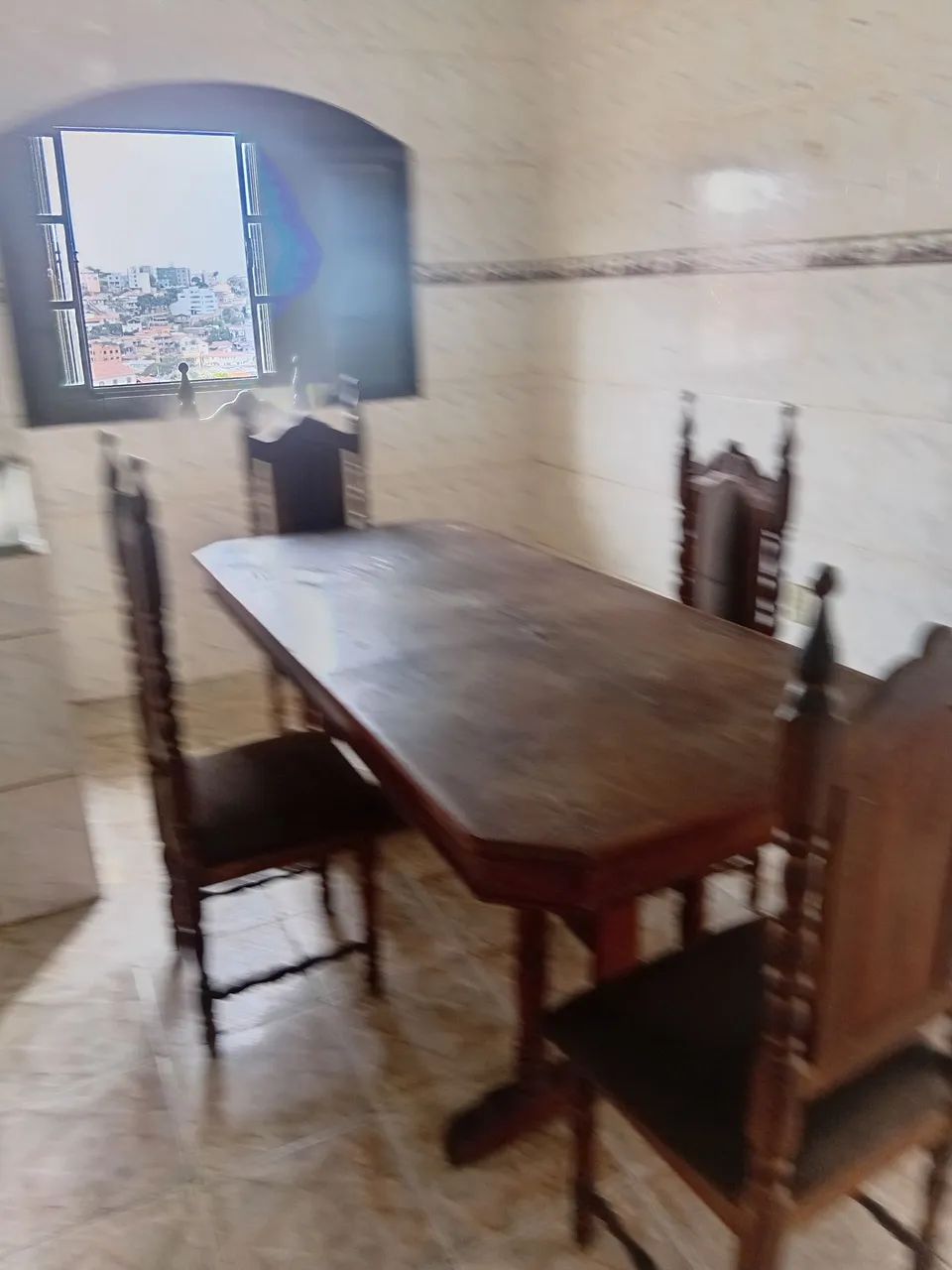 Vendo uma mesa com quarto cadeiras sucupira antiga  - Foto 2