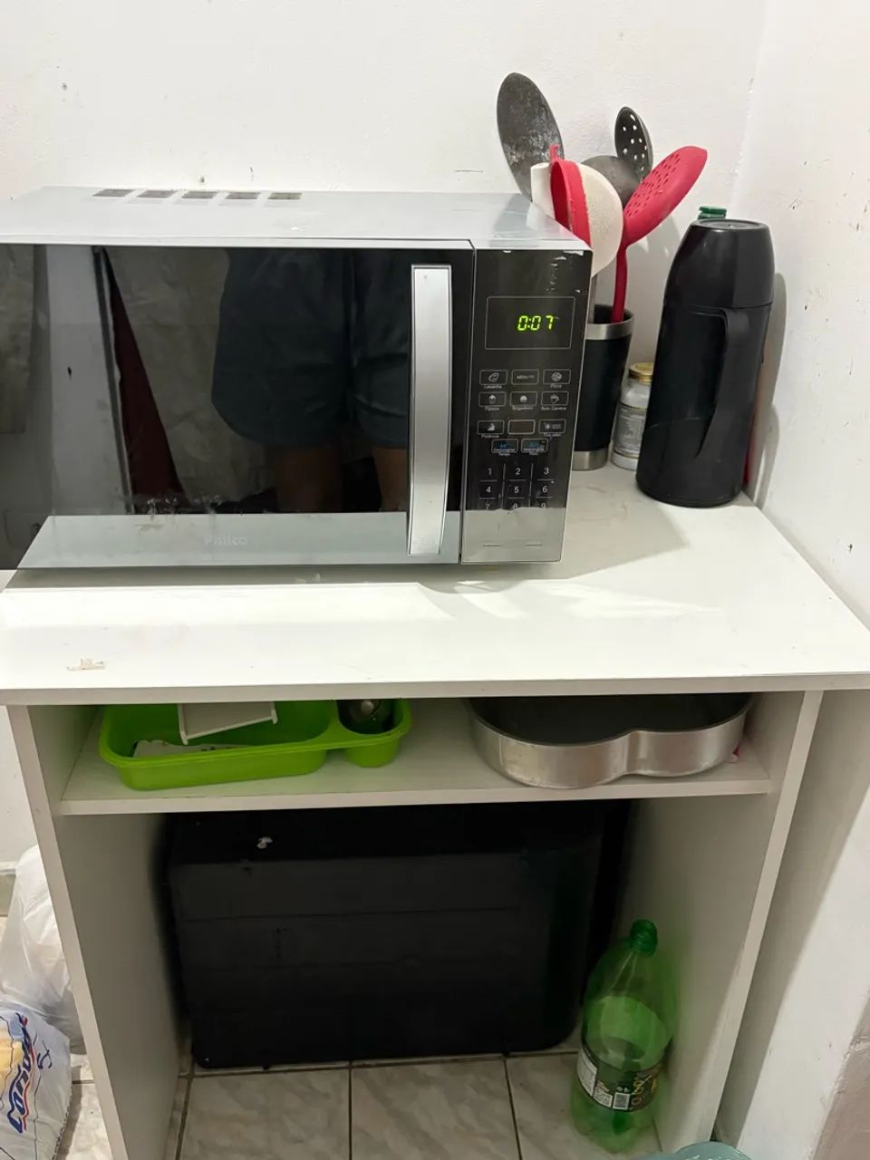 Vendo microondas, e uma mesa 
