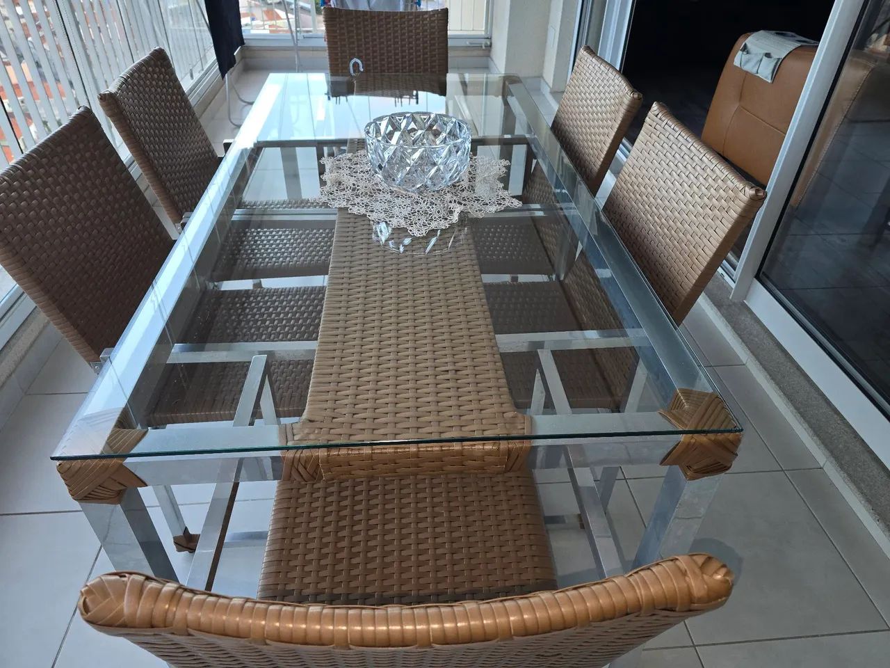 MESA DE VIDRO COM 6 CADEIRAS EM RATHAN