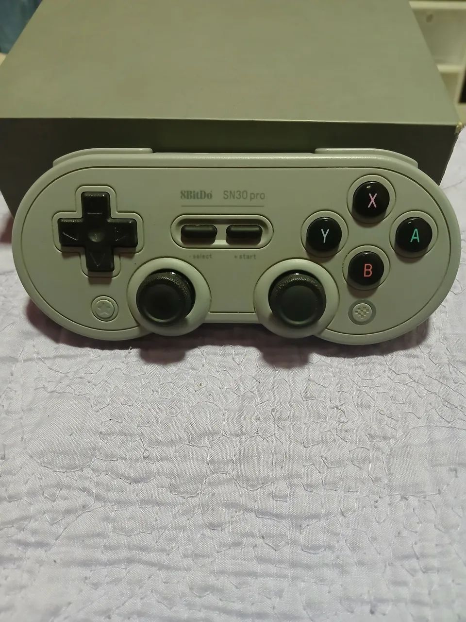 Controle 8bitdo SN30 Pro. 