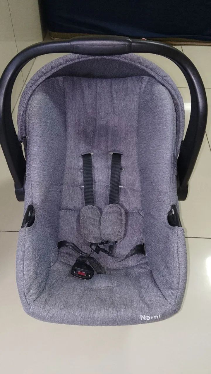 Carrinho de bebê e bebê conforto
