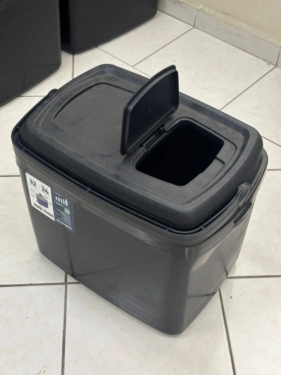 Caixa Térmica Soprano Plástico Preto 32 Litros - Foto 2
