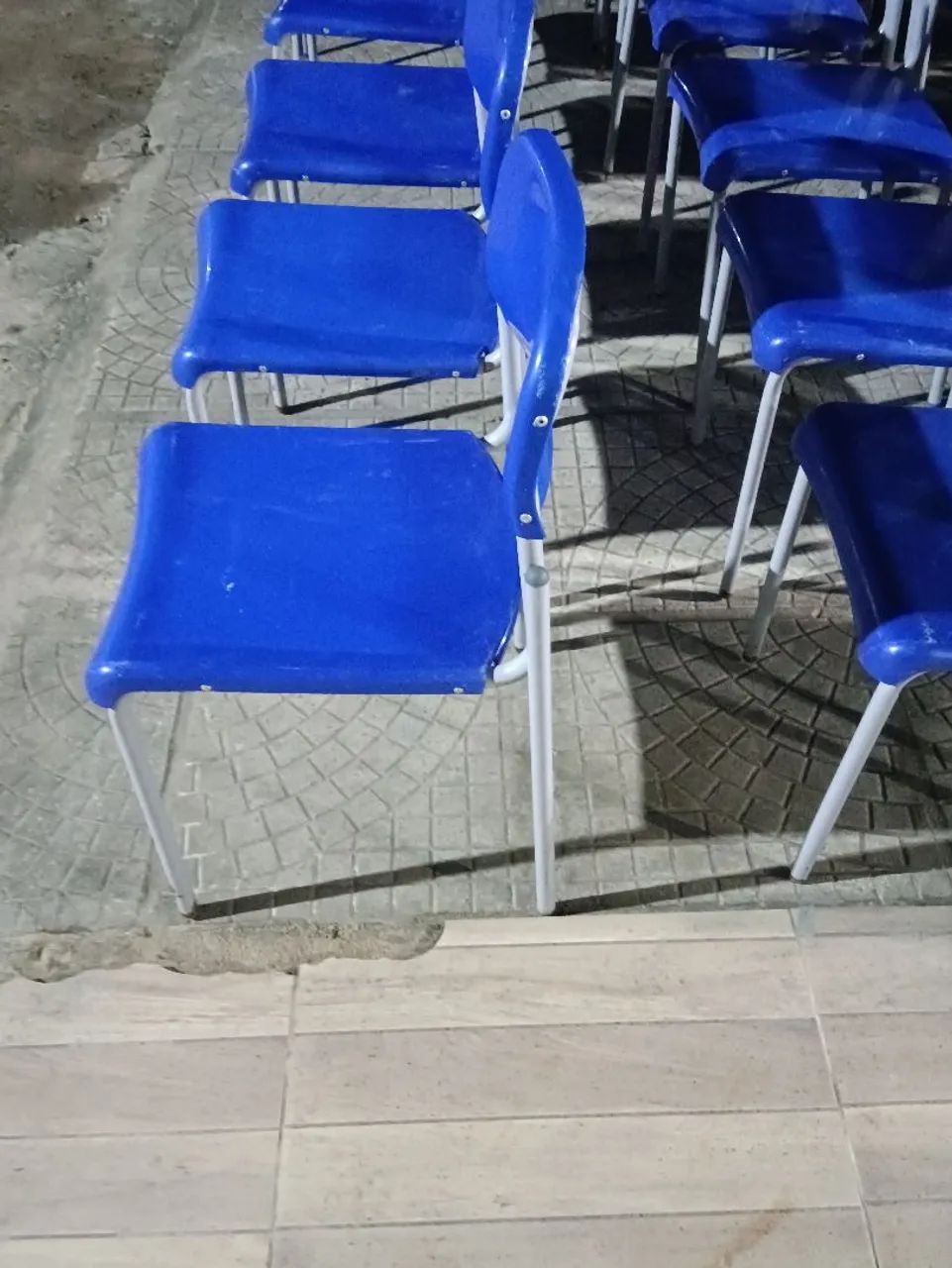 CADEIRAS AZUIS EMPILHÁVEIS  - Foto 4