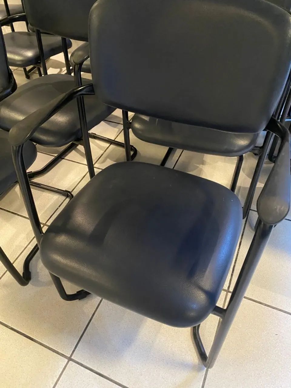 Cadeira com braço e acolchoadas, conforto e qualidade. - Foto 3