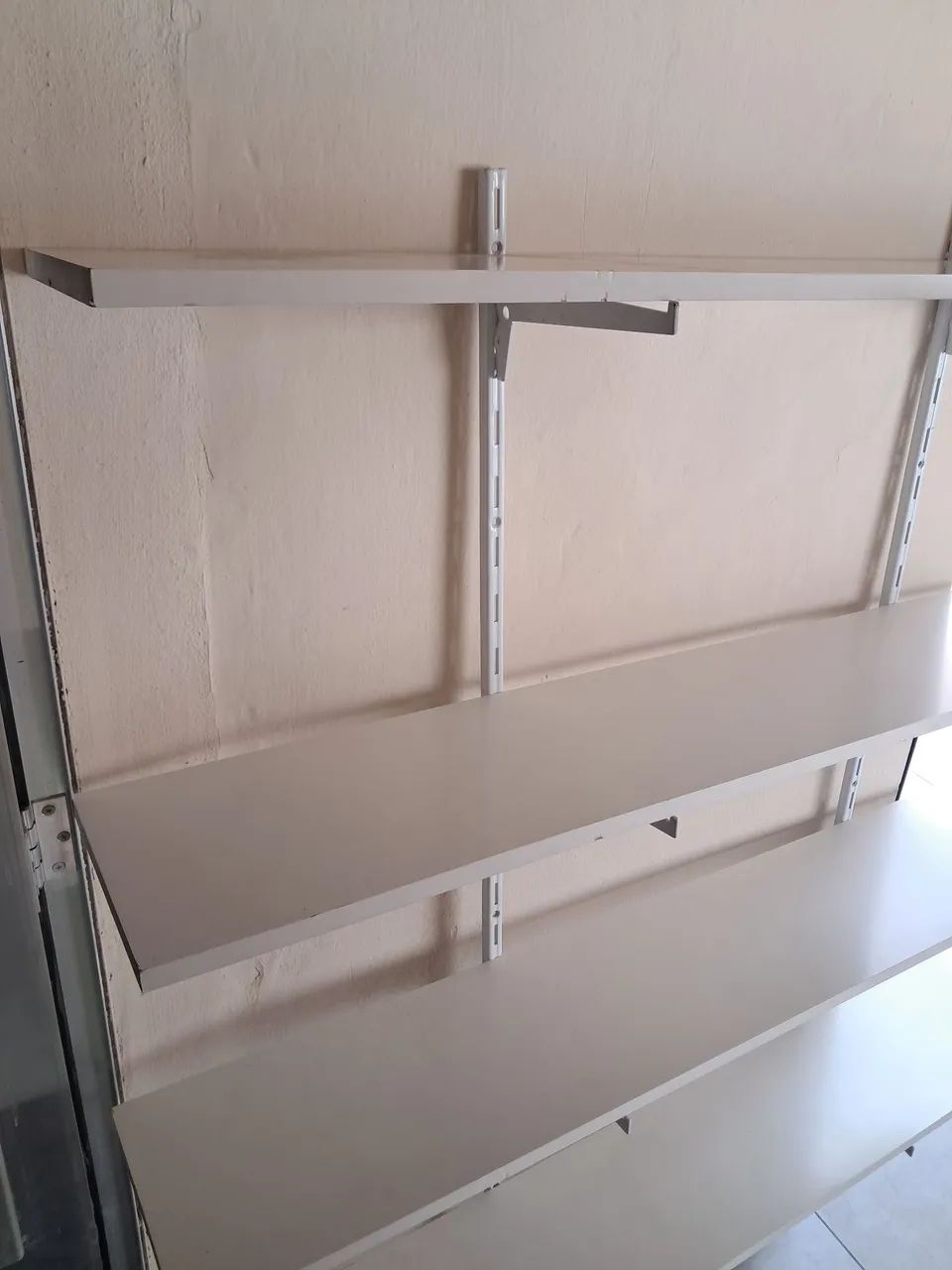 Prateleira ajustável com trilho e 4 bases - Foto 2