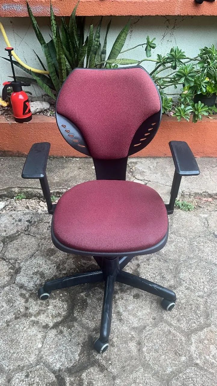 Cadeira executiva com regulagem de braço 
