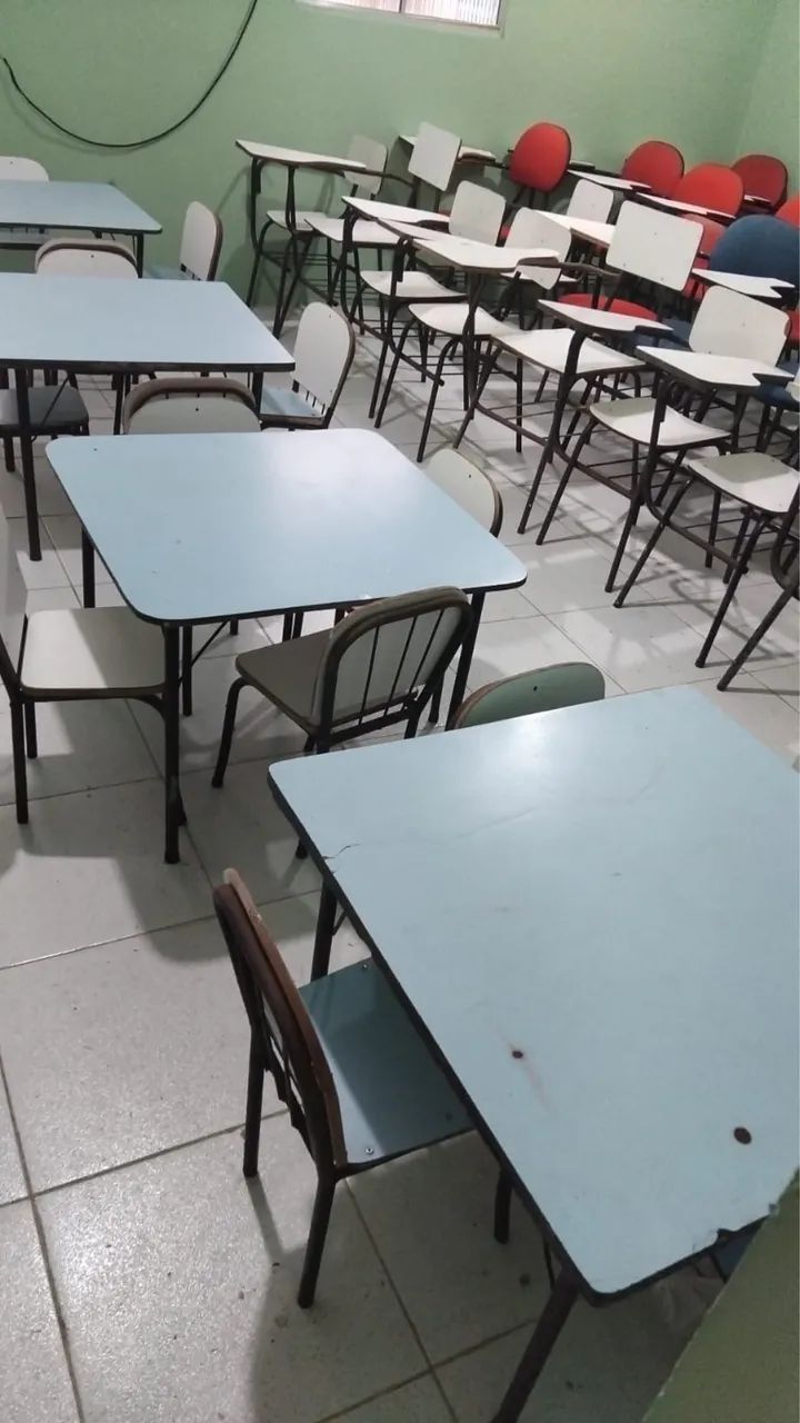 4 mesas com 4 cadeiras de fórmica ,de 2 a 3 anos .