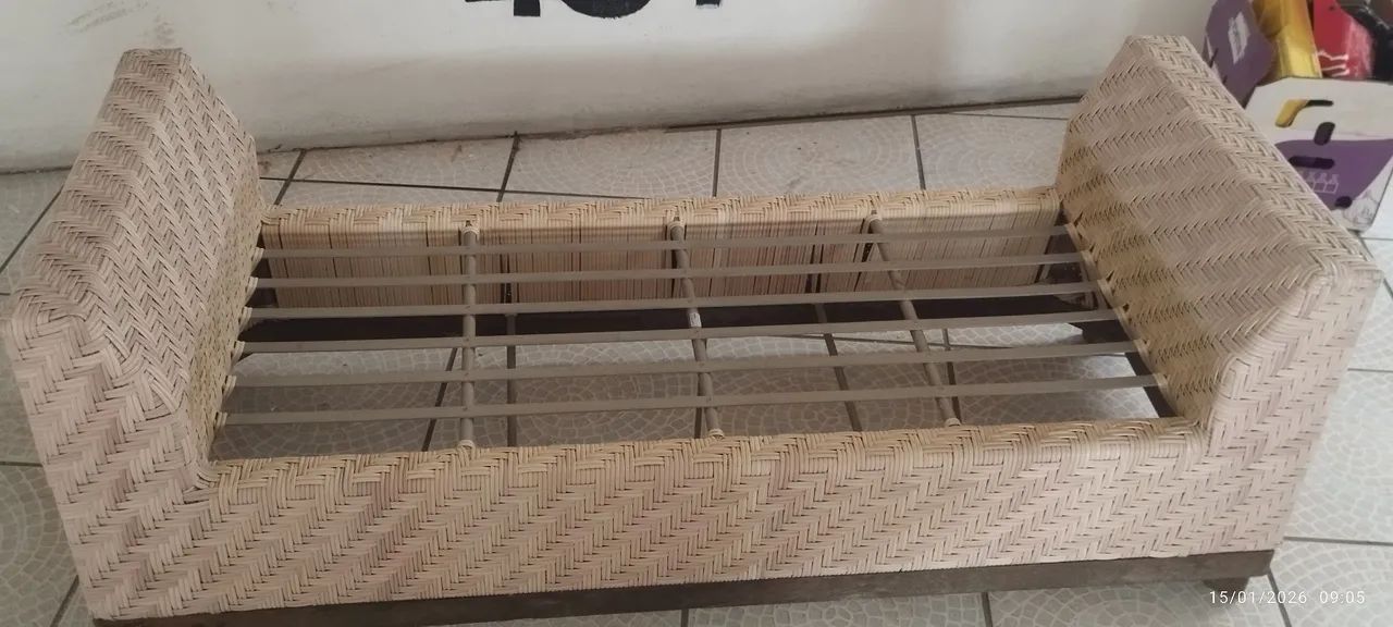 Vendo um recamier de fibra sintética e uma mesa de centro.  - Foto 4