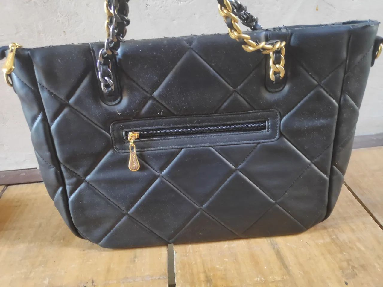 Bolsa preta acolchoada de couro com corrente em bom estado - Foto 4